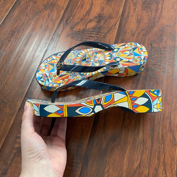 NEW Tory Burch cut out wedge flip flop - Picture 7 of 7